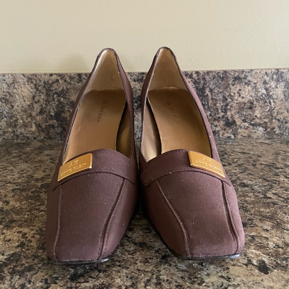 Anne Klein brown fabric heels. Size 8.5 - Picture 2 of 4